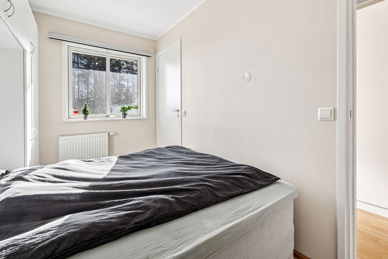 Vinduet slipper inn rikelig med dagslys og gir utsyn mot grønne omgivelser. Galleribilde