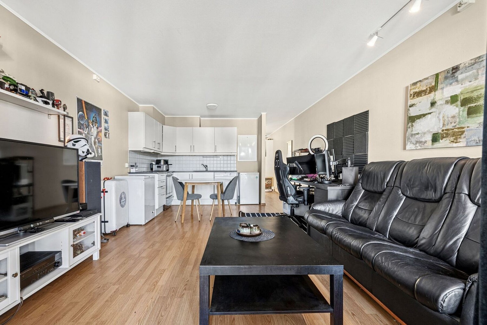 Store vindusflater gir godt med dagslys og utsyn mot grønne omgivelser. Galleribilde