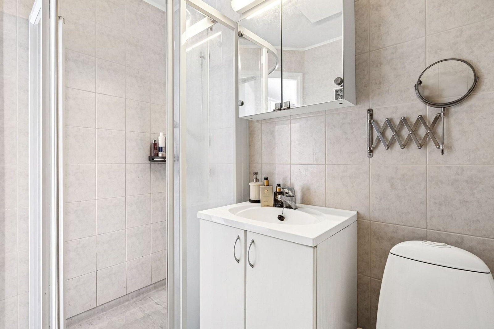 Speilskapet gir både oppbevaring og god belysning. Galleribilde