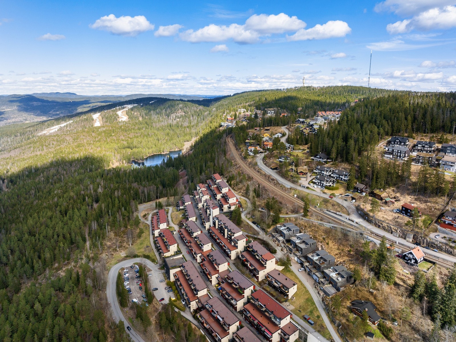 Unik kombinasjon av ro, natur og nærhet til byen. Her bor du rett ved marka, med enkel tilgang til både T-bane og buss. Galleribilde