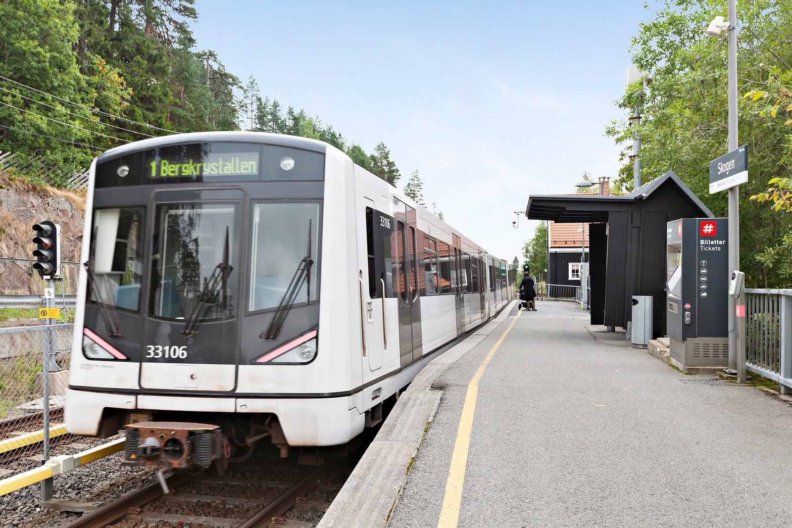 Det er kort gangavstand til Skogen t-banestasjon med flere avganger i timen. Galleribilde