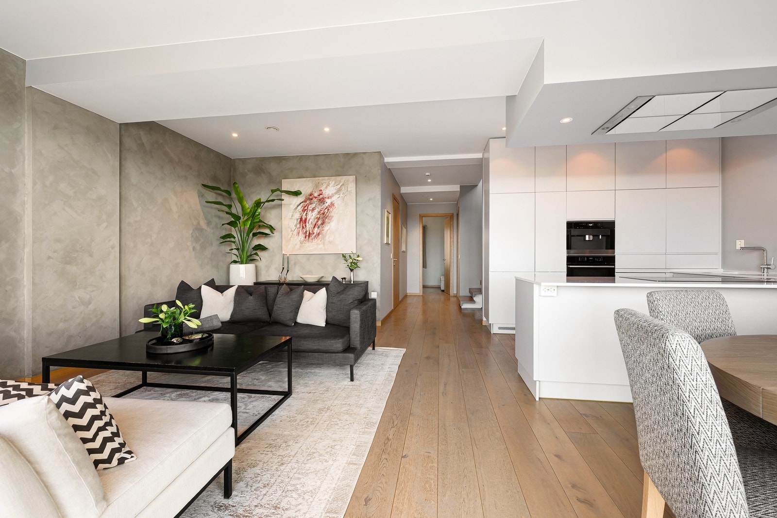 Boligen er oppført i nyere tid og holder en gjennomgående moderne standard, med energieffektive løsninger som vannbåren gulvvarme og balansert ventilasjon. Galleribilde