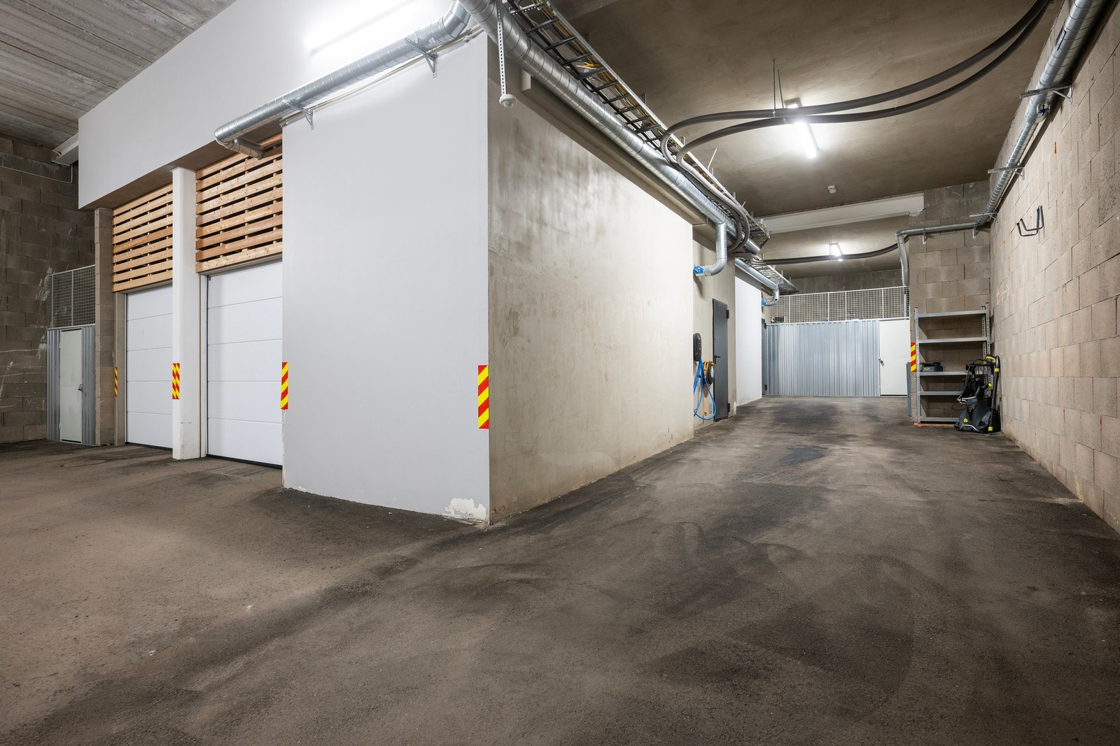 Det medfølger parkeringsplass med elbillader i felles garasjeanlegg. Garasjen har direkte adkomst til boligen via brannsluse i underetasjen. Galleribilde