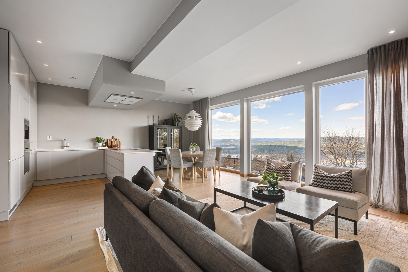 Store vindusflater gir rikelig med dagslys og rammer inn den vakre panoramautsikten. Galleribilde