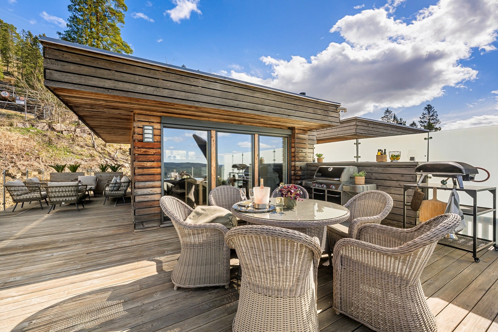 Takterrassen har god plass til både grill, pizzaovn og flere møbleringssoner - perfekt for hyggelige sammenkomster med familie og venner. Galleribilde