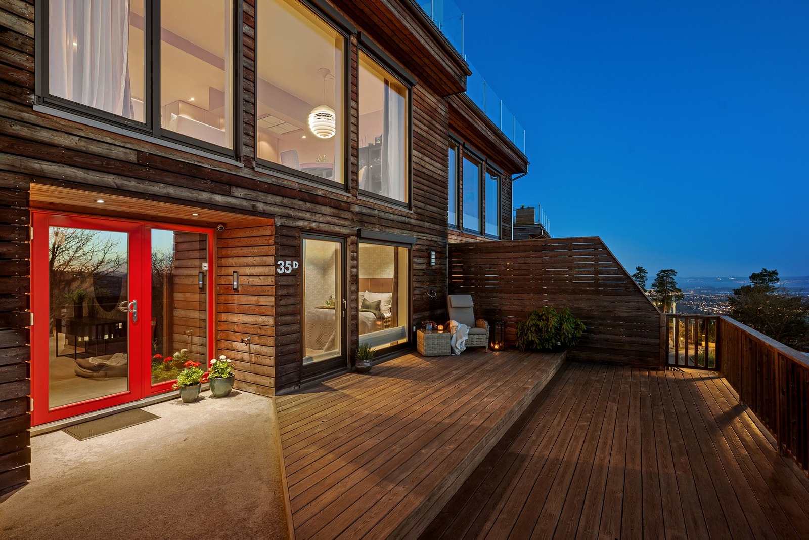 Ved inngangen ligger en vestvendt terrasse på ca. 45 kvm med solrike forhold og adkomst både fra gang og hovedsoverommet. Galleribilde