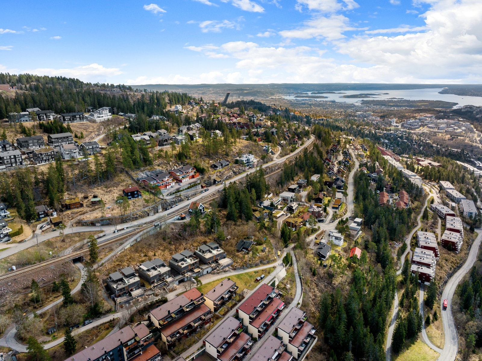 Spektakulær utsikt over by, fjord og grønne åssider - samtidig som marka starter nesten rett utenfor døren. Galleribilde