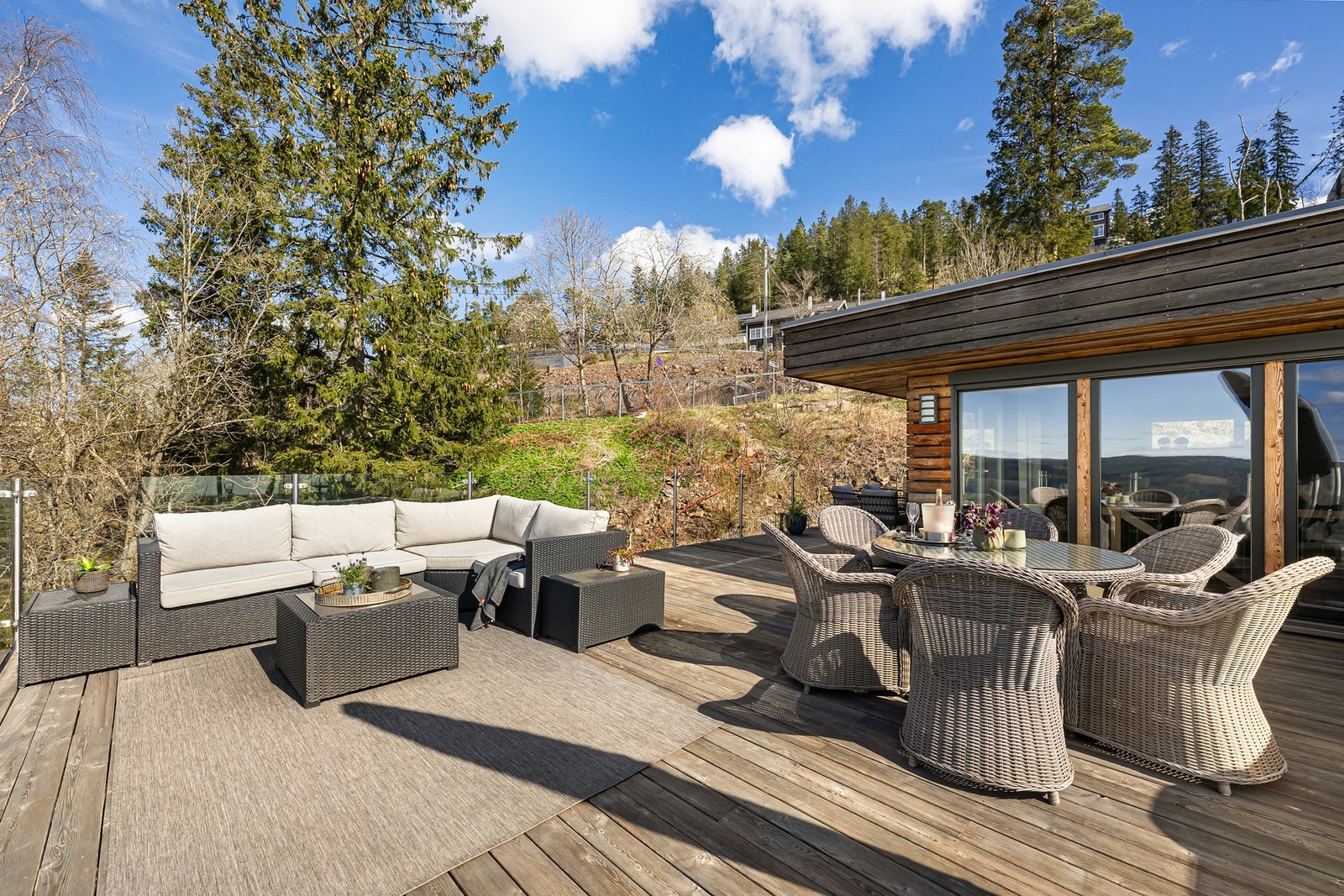 Skjermet terrasse med grønne omgivelser og god plass til både spisegruppe og lounge - et lunt og fredelig uteområde. Galleribilde