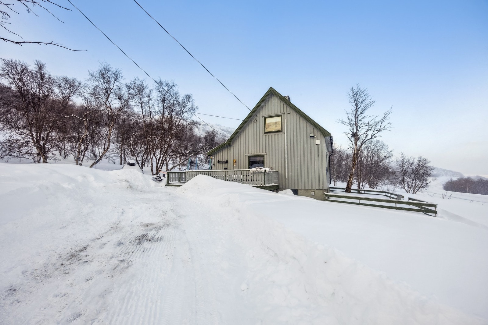Eiendommen ligger i vakre Porsangerfjorden med idyllisk utsikt Galleribilde
