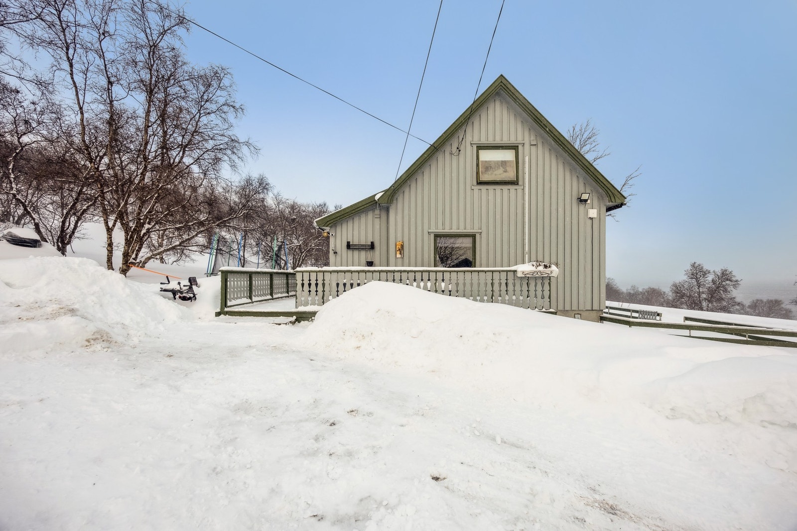 Huset har flott beliggenhet med ca. 150 meter ned til vannet Galleribilde