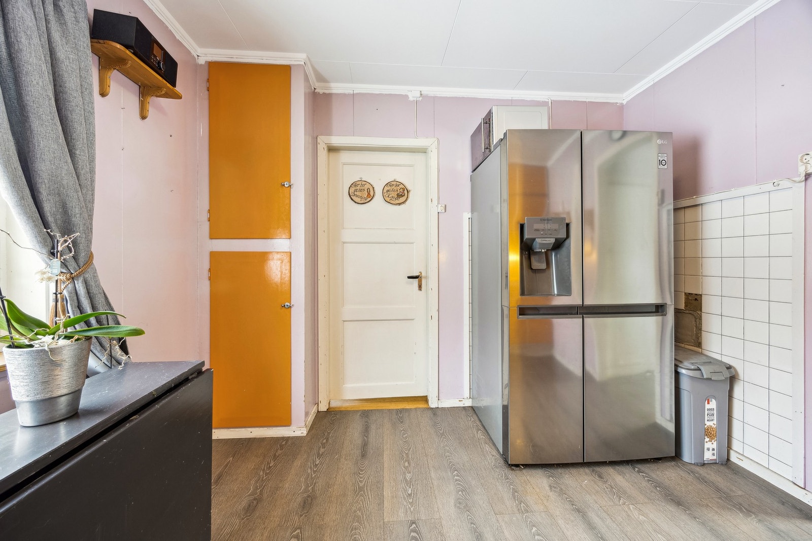 Fra kjøkkenet er det adkomst til et soverom Galleribilde