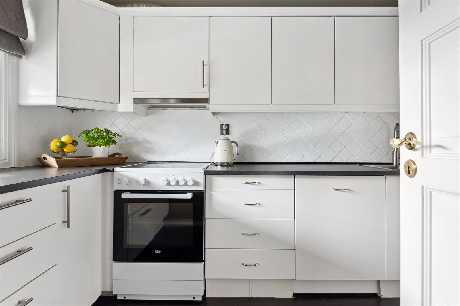 Integrert oppvaskmaskin, ventilator og åpning for komfyr og kjøleskap. Galleribilde