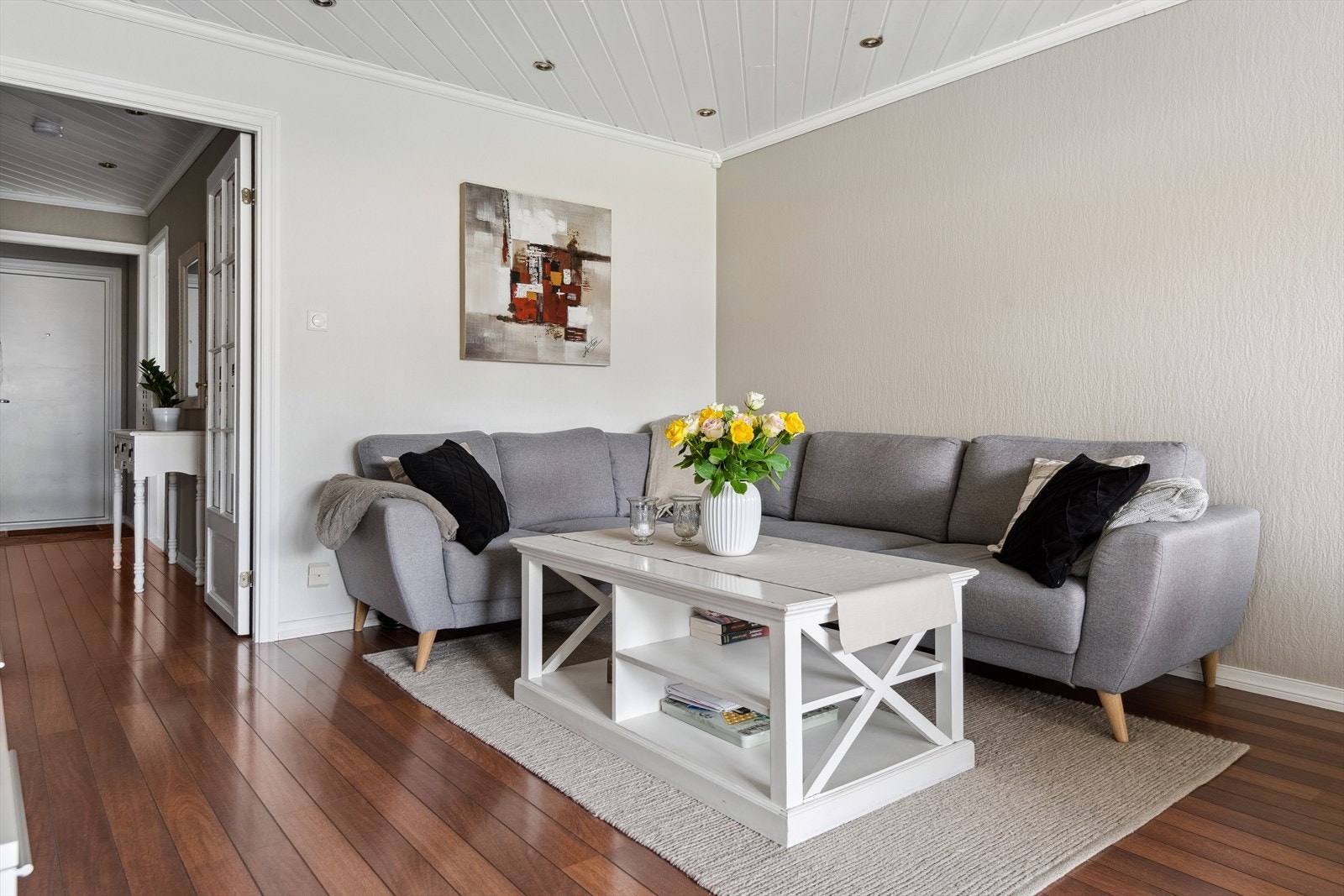 Lys og romslig stue med god plass til både sofagruppe og spisebord. Duse, moderne fargevalg og downlights i himling. Galleribilde