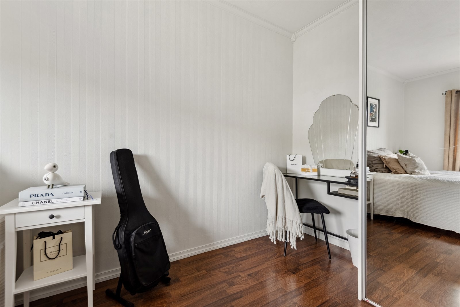 Skyvedørsgarderobe med speilfronter. Galleribilde