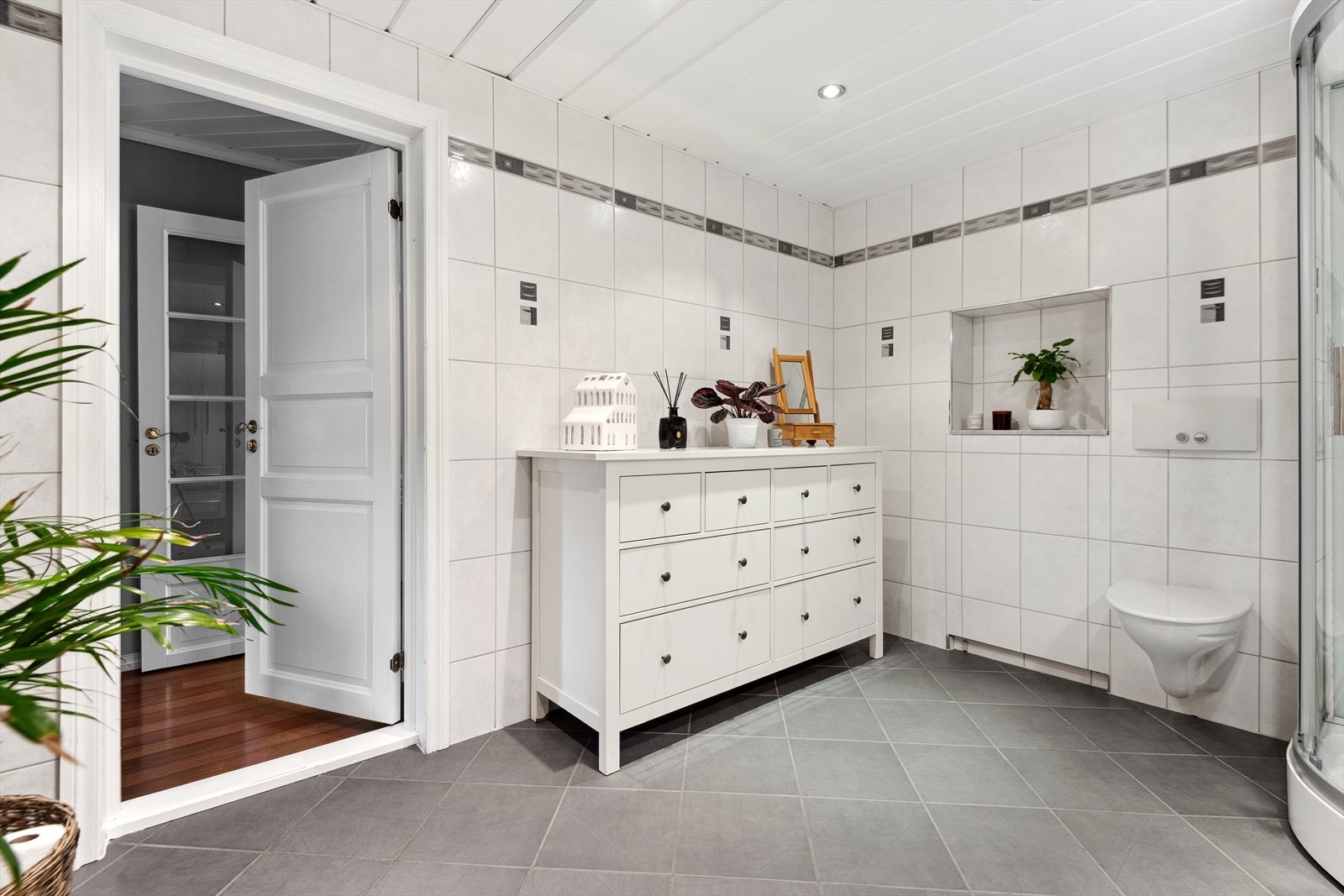 Helfliset bad fra ca 2006, oppgradert i regi av borettslaget. Galleribilde