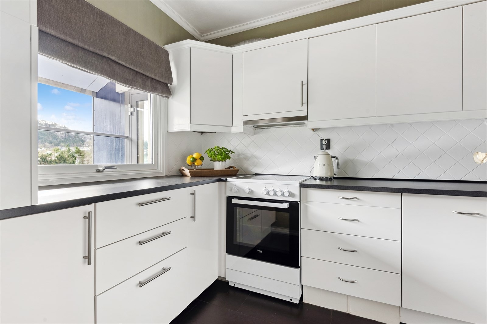 Pent og funksjonelt IKEA-kjøkken som er delvis oppgradert i 2021. Rikelig med skap- og benkeplass. Galleribilde