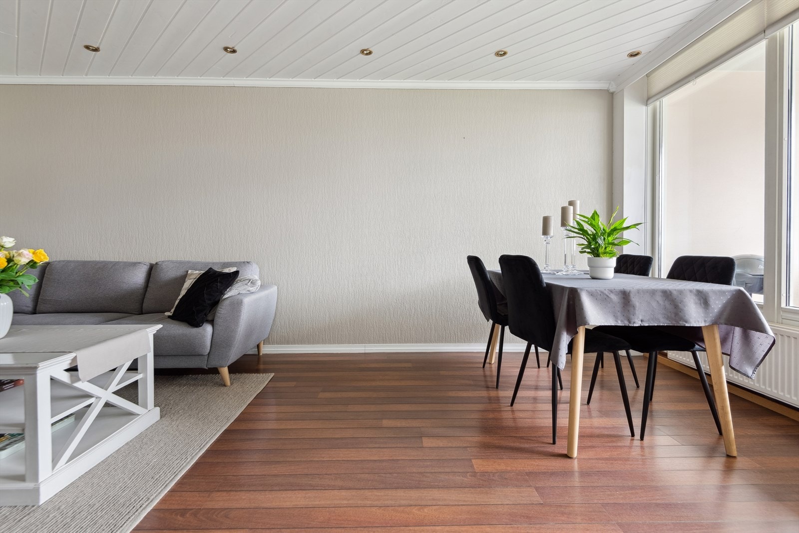 Radiatorvarmen i stuen gir en lun varme i leiligheten, og er inkludert i fellsutgifter. Galleribilde