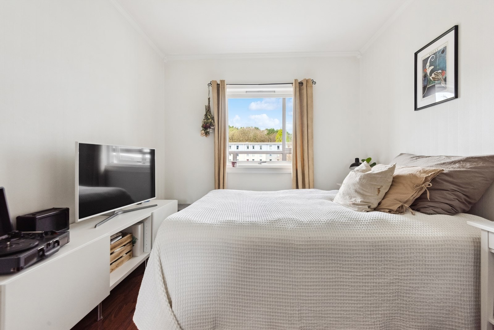 Romslig hovedsoverom med god plass til dobbeltseng og nattbord. Galleribilde