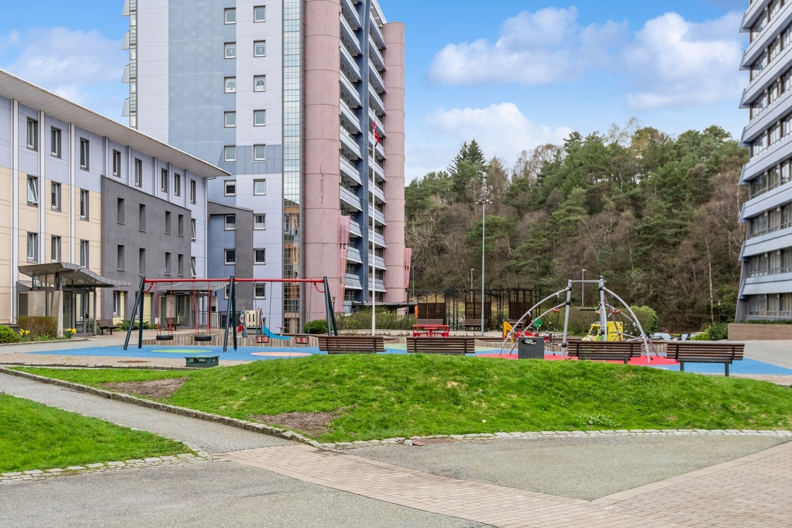 Nyere lekeplass til stor glede for barna i borettslaget. Galleribilde