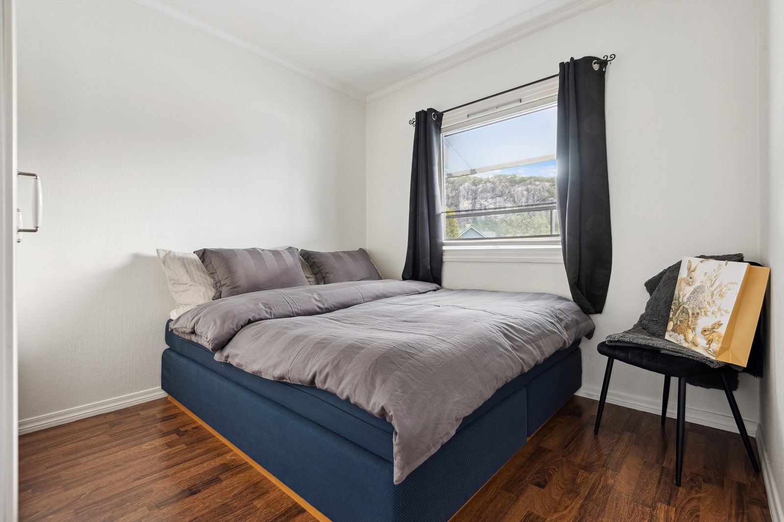 Praktisk og lyst soverom - ideelt som barnerom, gjesterom eller hjemmekontor. Galleribilde