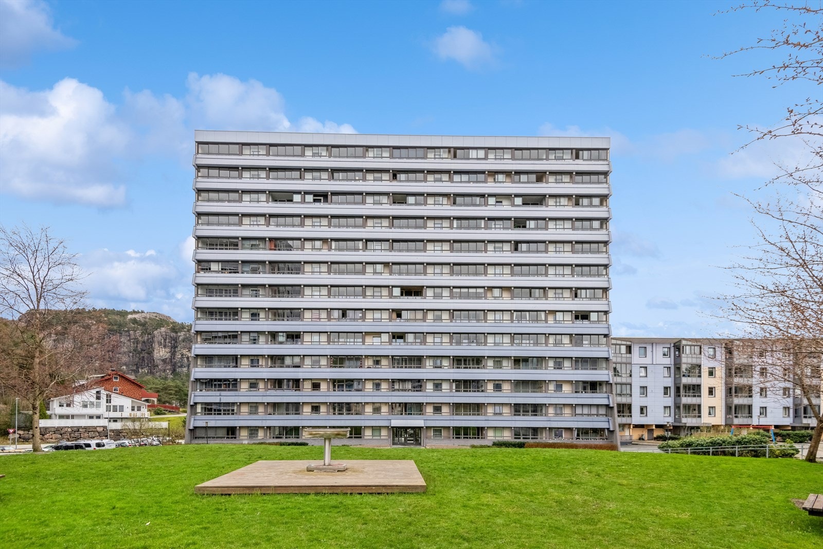 Fellesarealer blir godt ivaretatt og vedlikeholdt av borettslaget. Store gressplener, lekeplasser, sittegrupper mm. Galleribilde