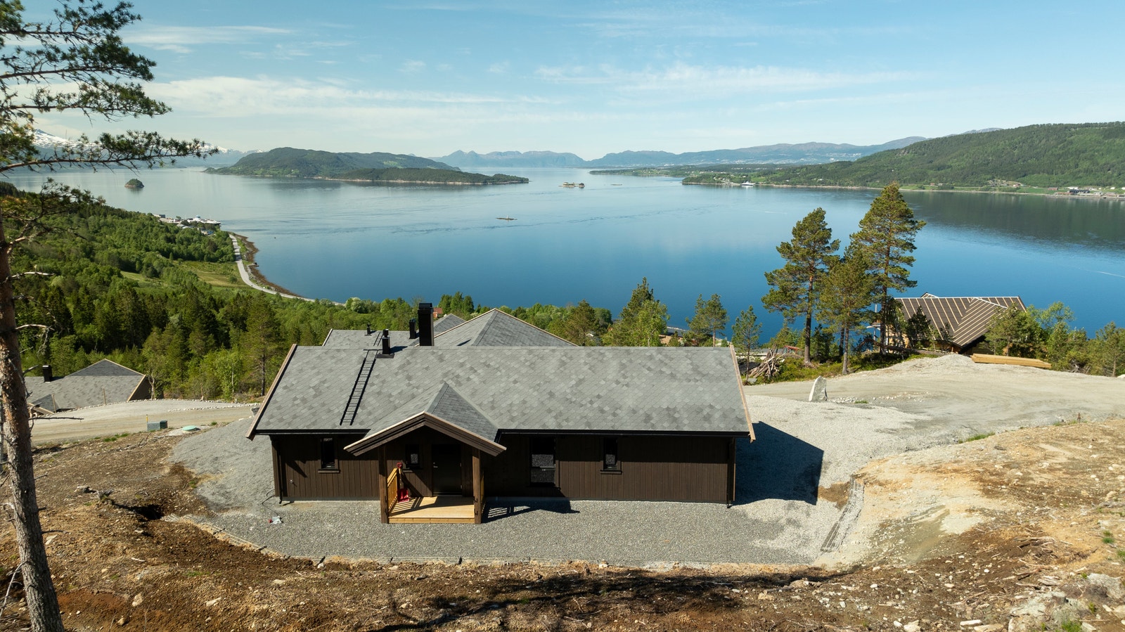 Hytta ligger fint til med nydelig utsikt over fjorden Galleribilde