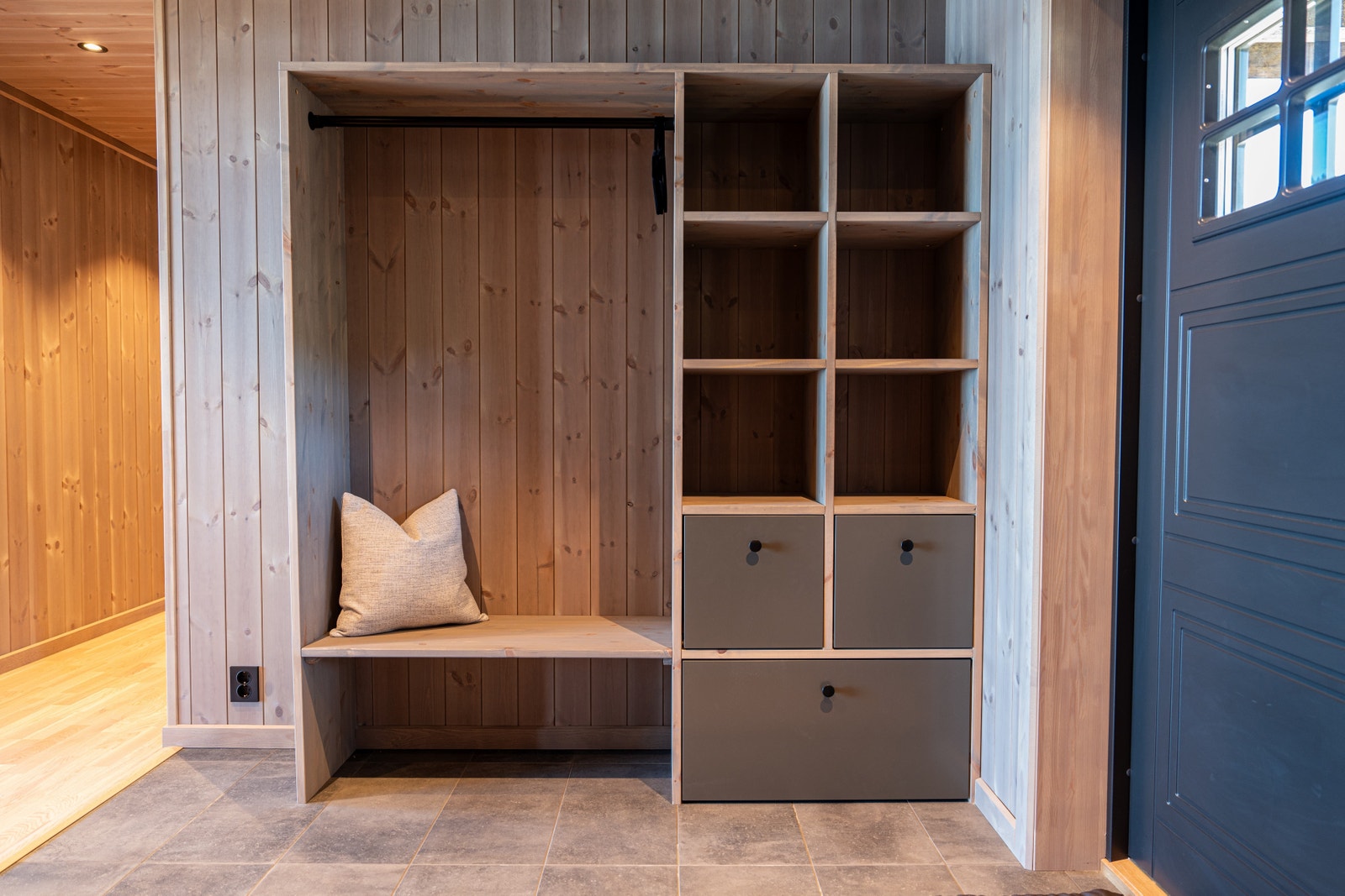 Gang med plassbygd garderobe. Flislagt gulv av typen Pietra Limeston farge black. Galleribilde