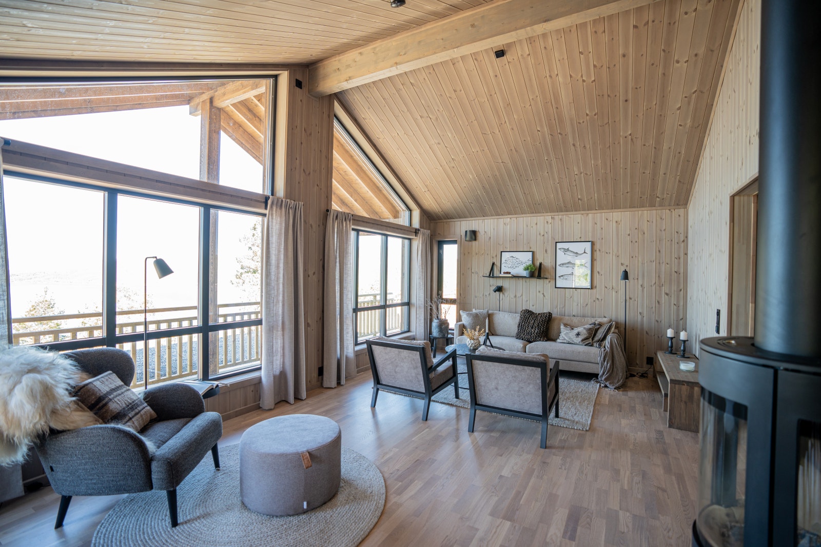 Tak og vegger er beiset fra fabrikk i fargen Tindegrå. Galleribilde