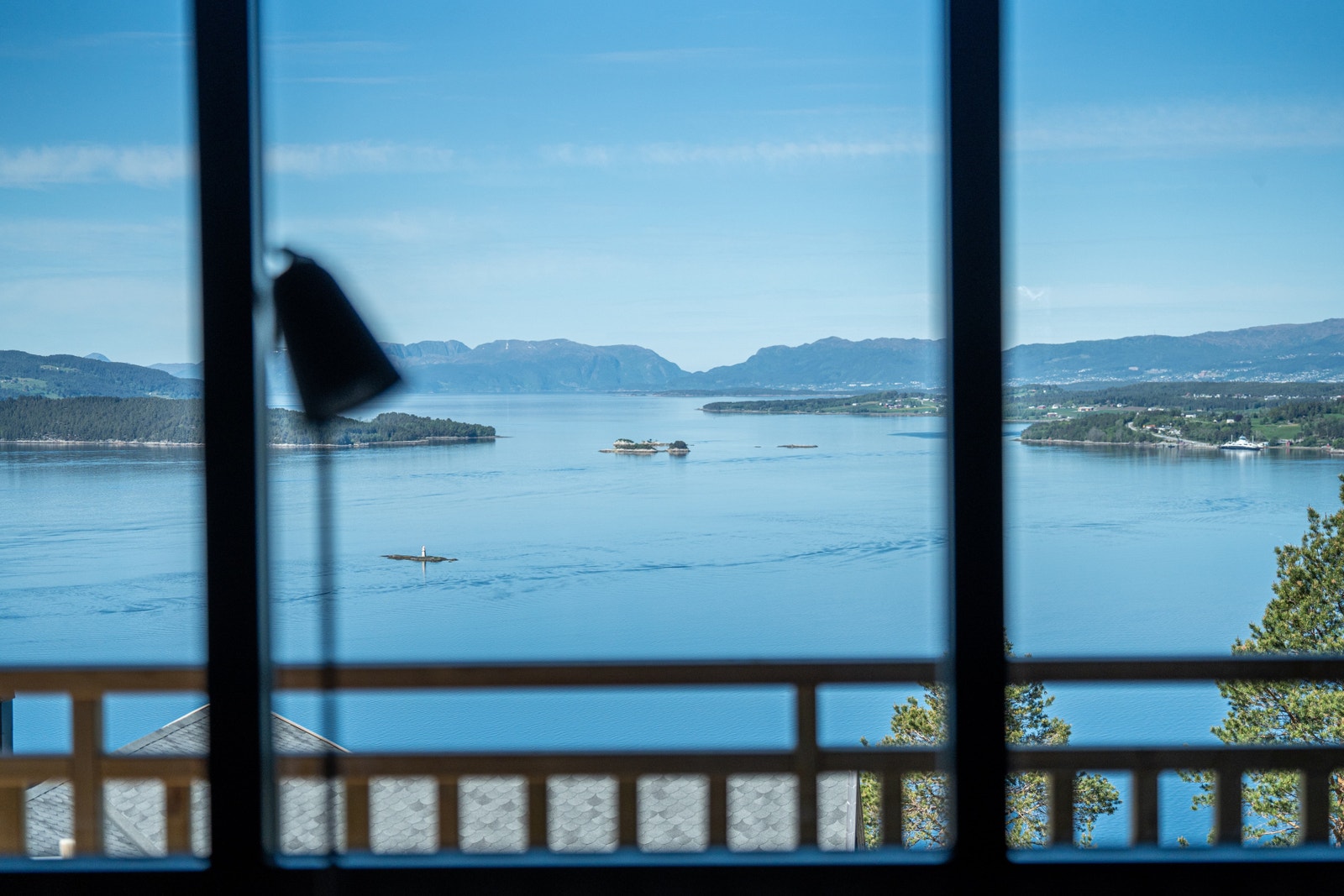 Lys og trivelig stue med store vinder som slipper naturen inn. Parkett på gulv av typen, Abetone fra Kährs. Galleribilde