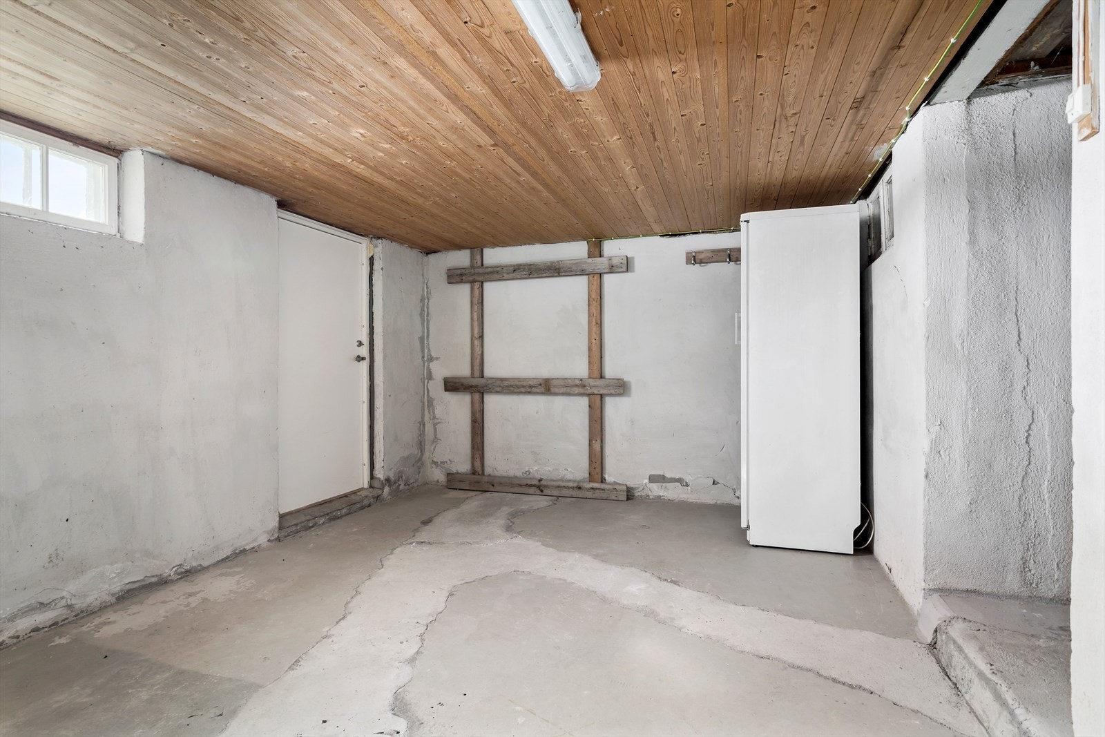 Stor kjeller på 70 kvm med dør ut, god bodplass og opplegg for vaskemaskin. Galleribilde