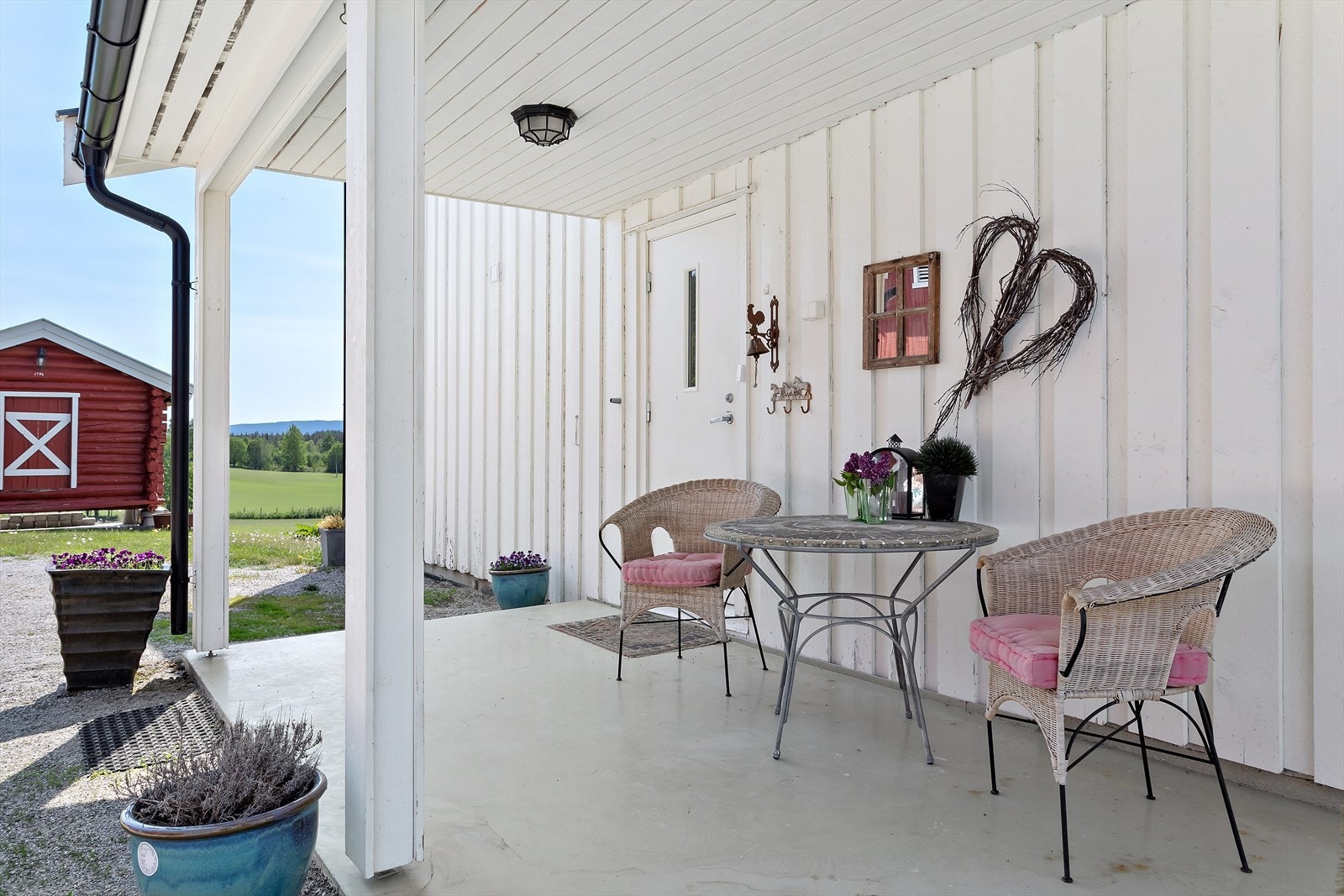 Meget innbydende overbygd inngangsparti med plass til utemøblement. Galleribilde