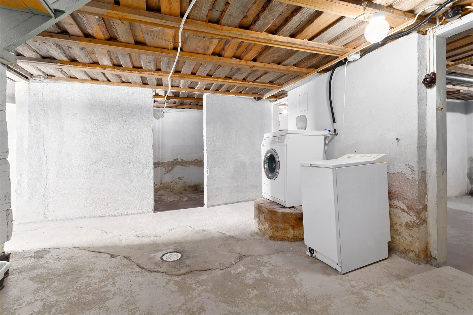 Stor kjeller på 70 kvm med dør ut, god bodplass og opplegg for vaskemaskin. Galleribilde