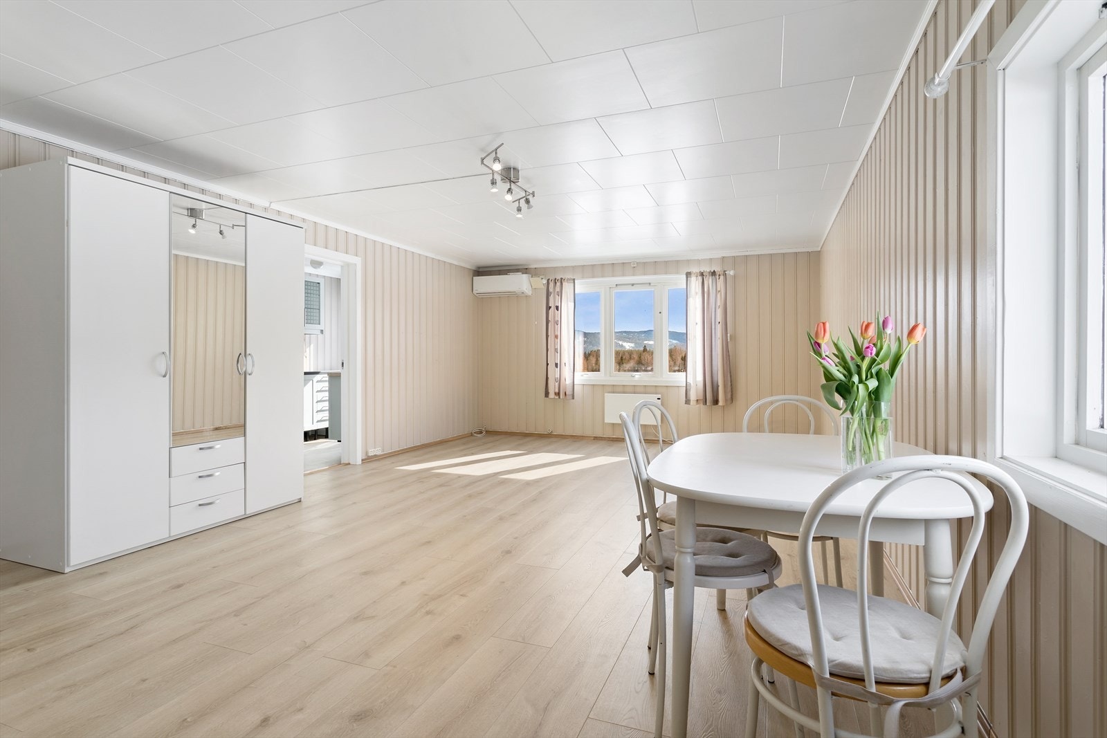 Huset er i dag innredet som en generasjonsbolig med soveromstuekjøkken i begge etasjer. Galleribilde