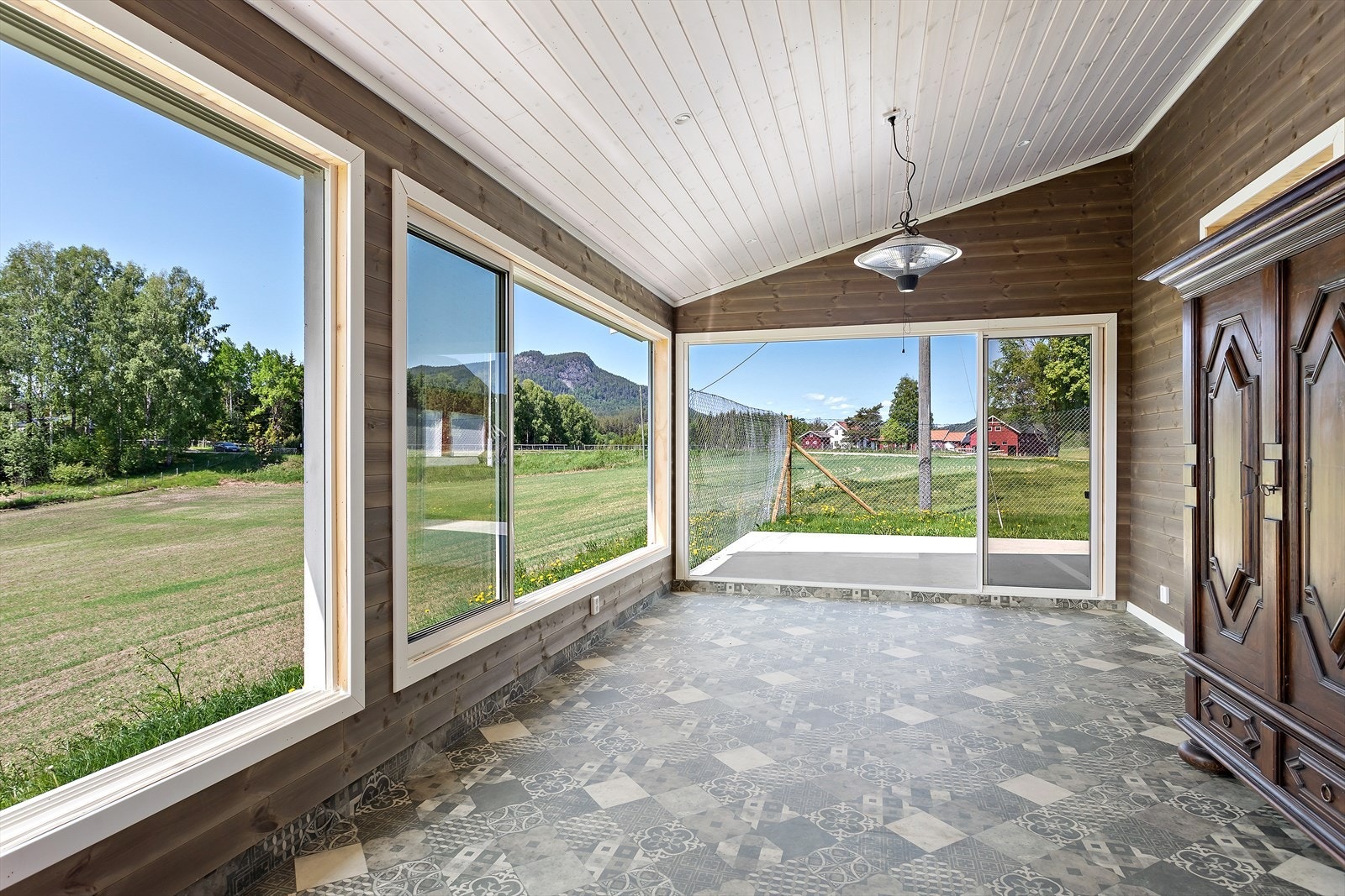 Sommerstua var ny i ca 2021 og har store vindusflater som kan skyves helt til siden. Galleribilde