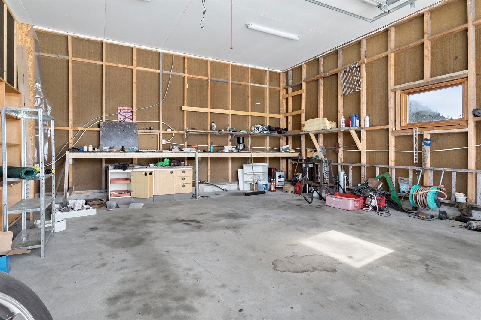 Garasjeredskapshus med et bruksareal på 206 kvm med 2 garasjerom i 1. etasje på til sammen 85 kvm. Galleribilde