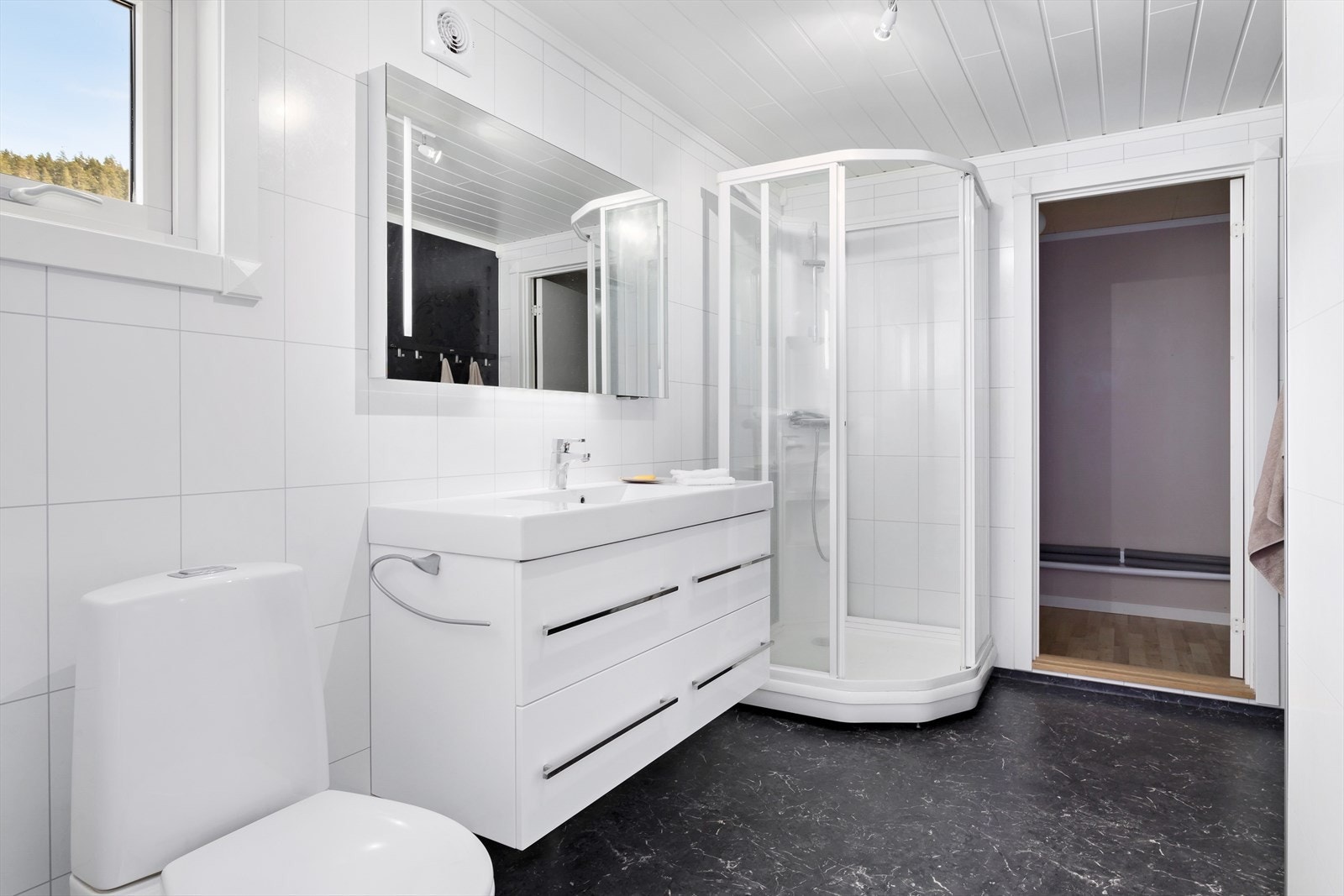 Pent bad i 2. etasje som var nyoppusset i 2011. Galleribilde