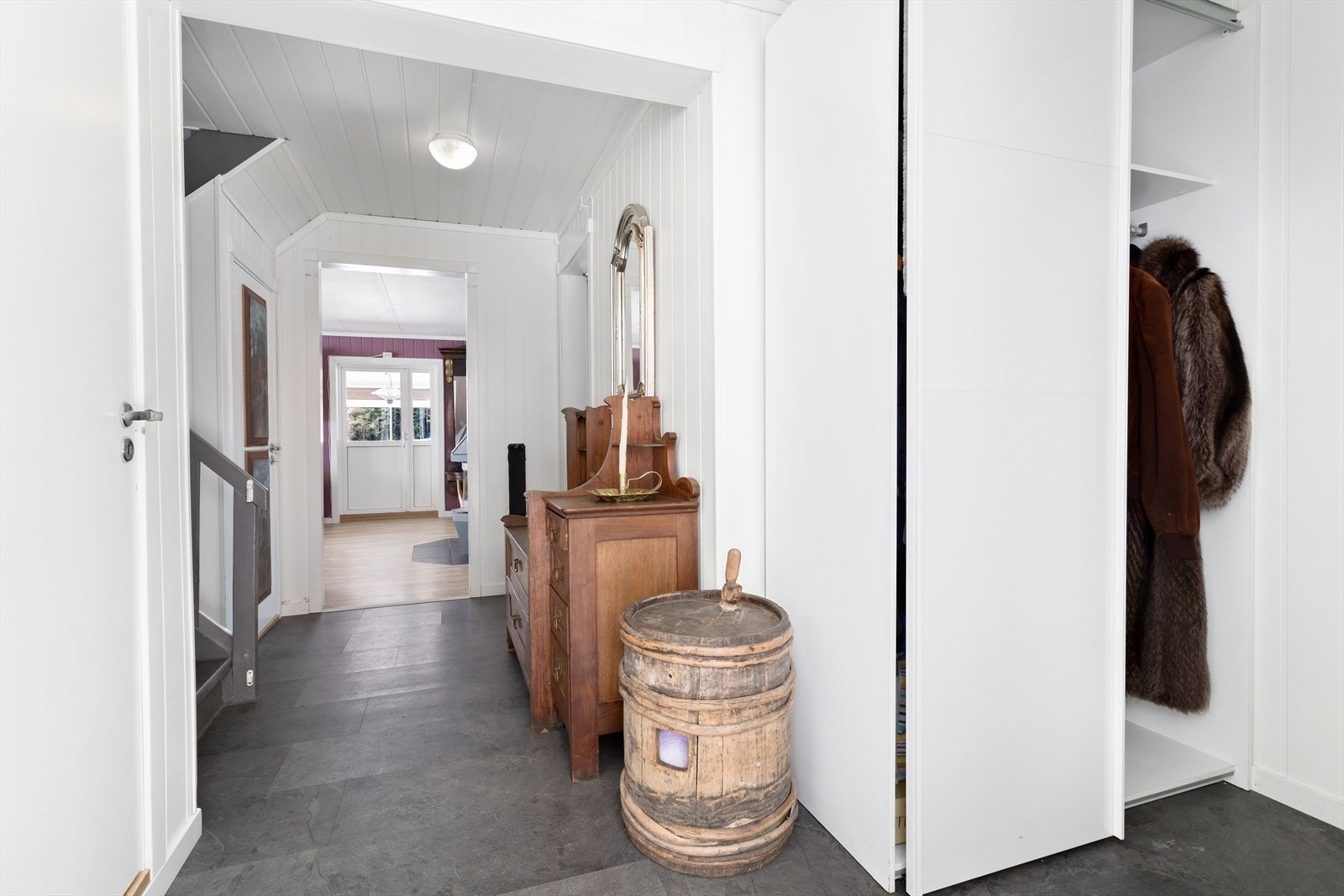 Romslig entrégang med garderobeskap med god plass til sko og yttertøy. Galleribilde