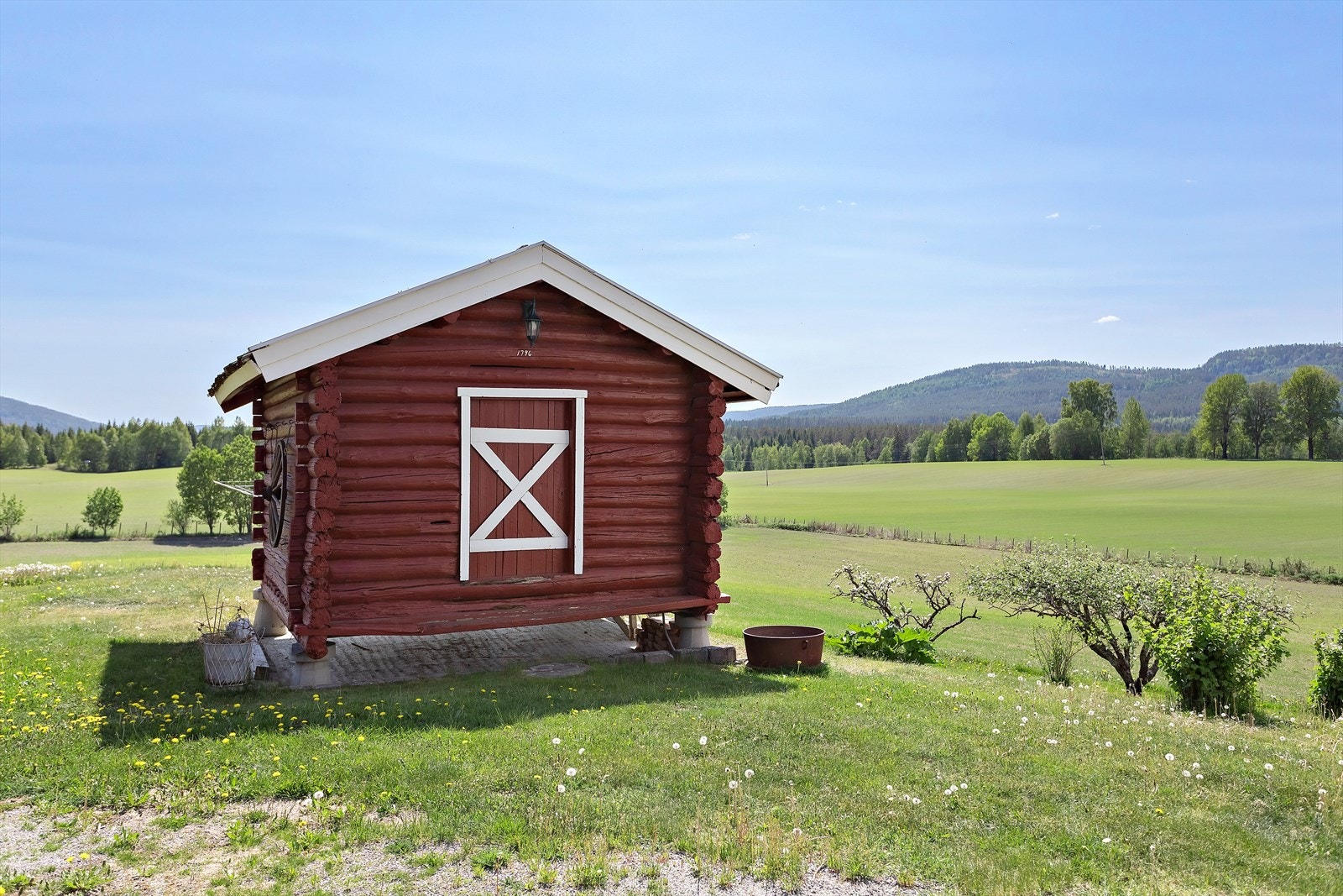 Et nydelig lite lafta stabbur! Galleribilde