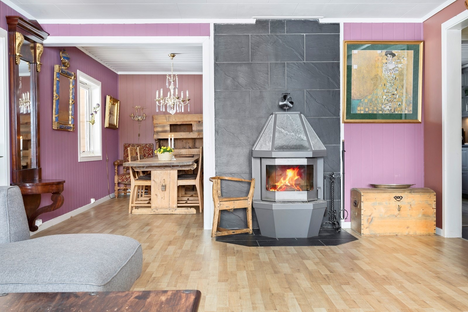 Romslig stue med flott peis. Galleribilde