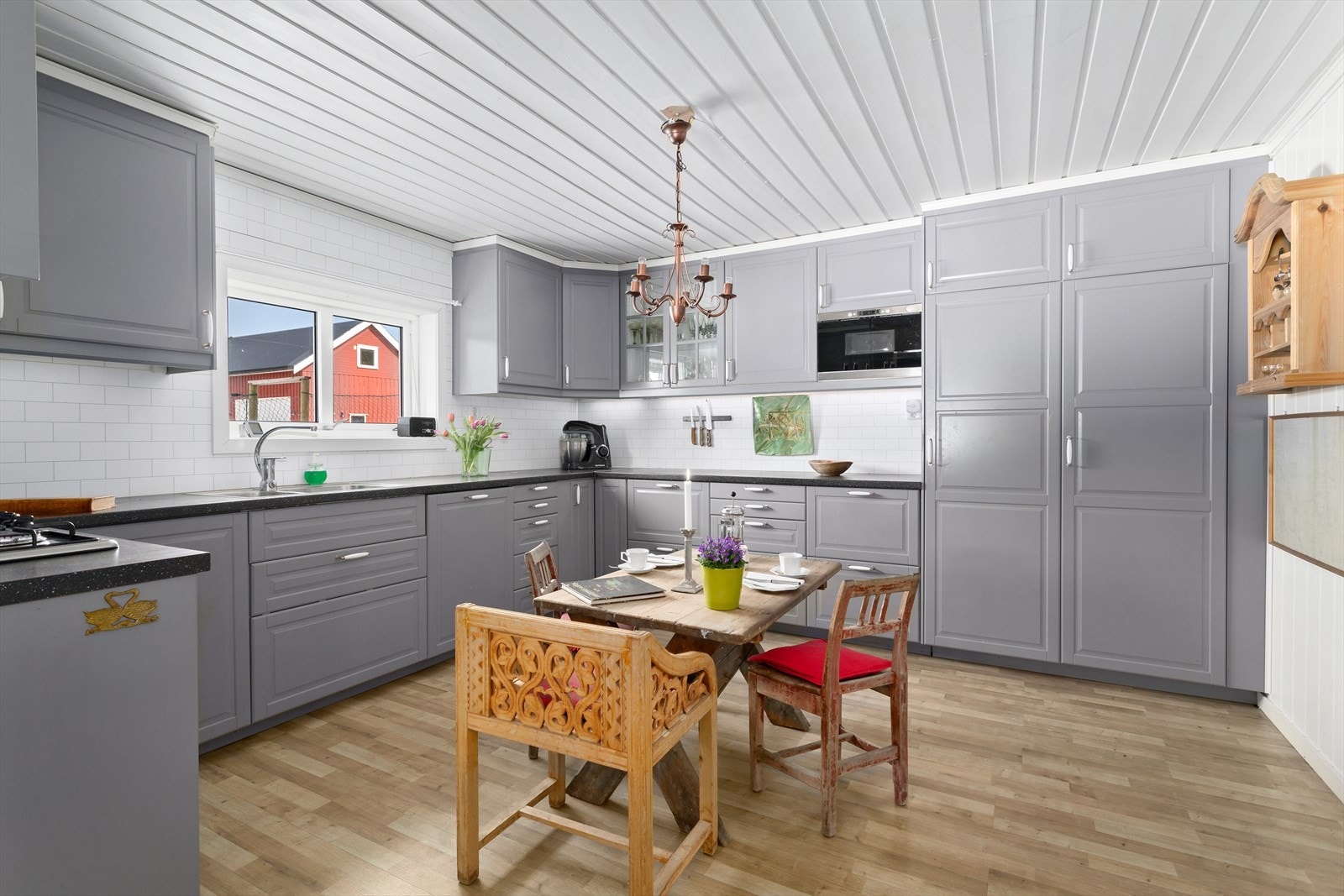 Lyst og trivelig kjøkken som var nyoppusset i 2013. Galleribilde