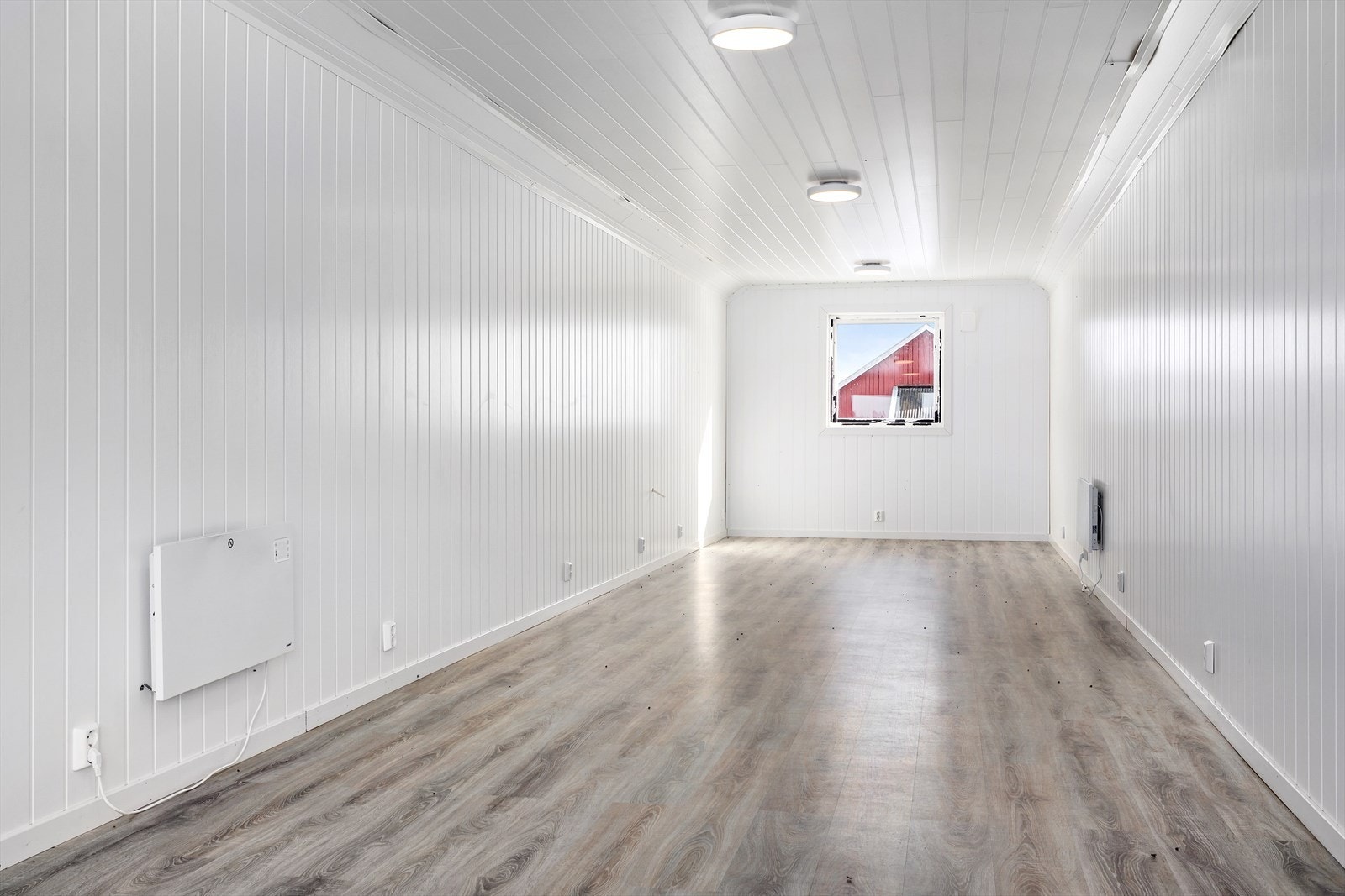 Innredet rom over garasje på 38 kvm med adkomst fra utvendig trapp. Galleribilde