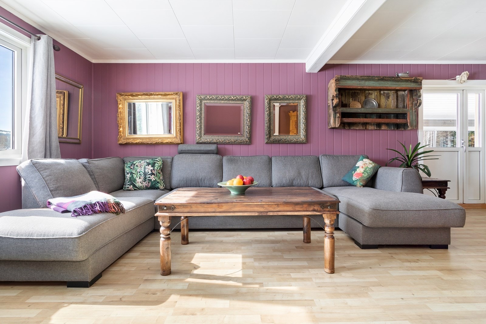 Fra stua er det utgang til en stor sommerstue på 25 kvm. Galleribilde