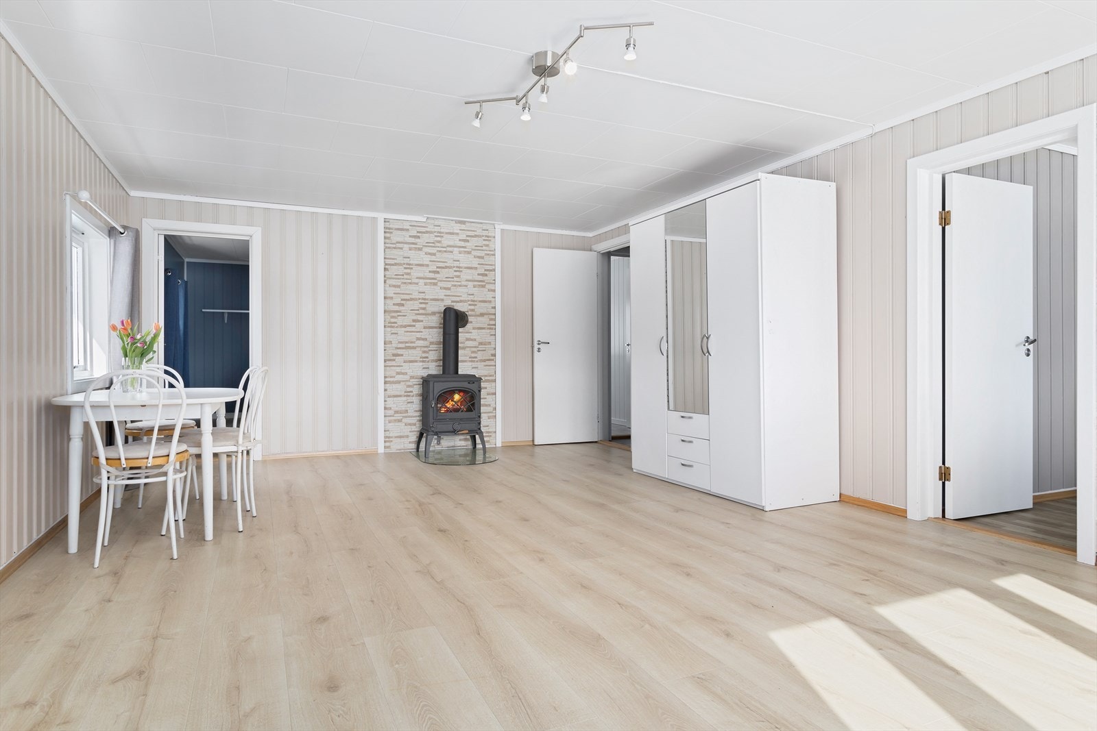 Det er både ildsted og varmepumpe i stua i 2. etasje. Galleribilde