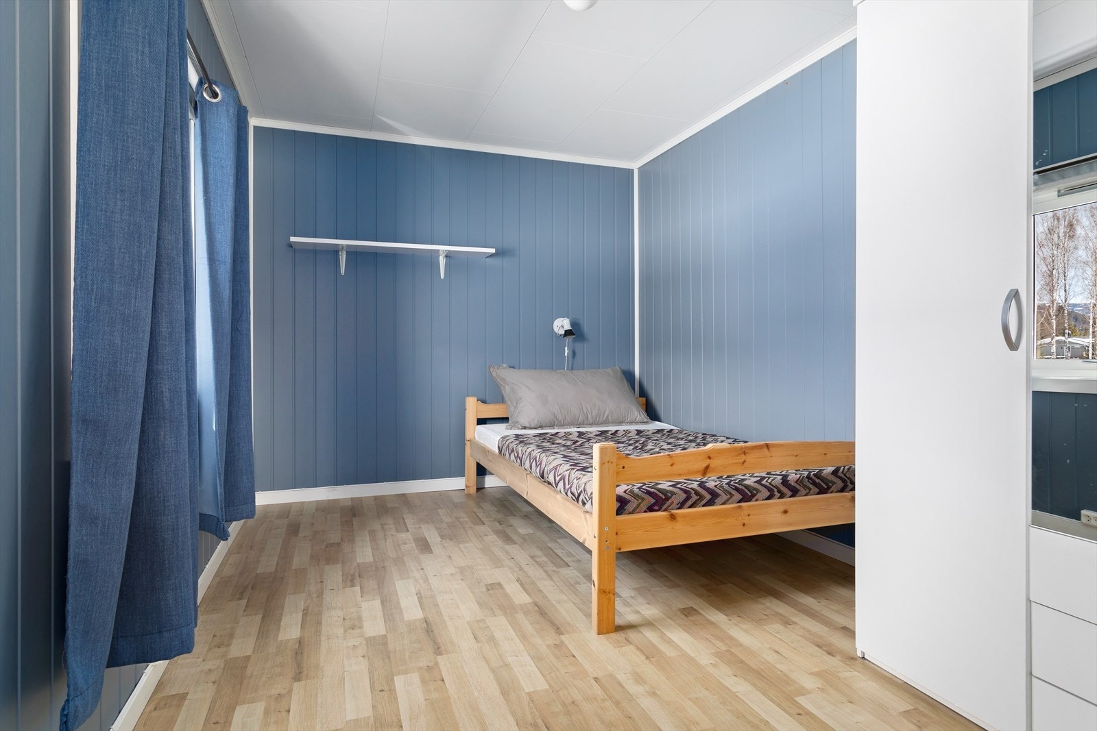 Boligen har 4 soverom av god størrelse. Alle garderobeskap medfølger i handelen. Galleribilde