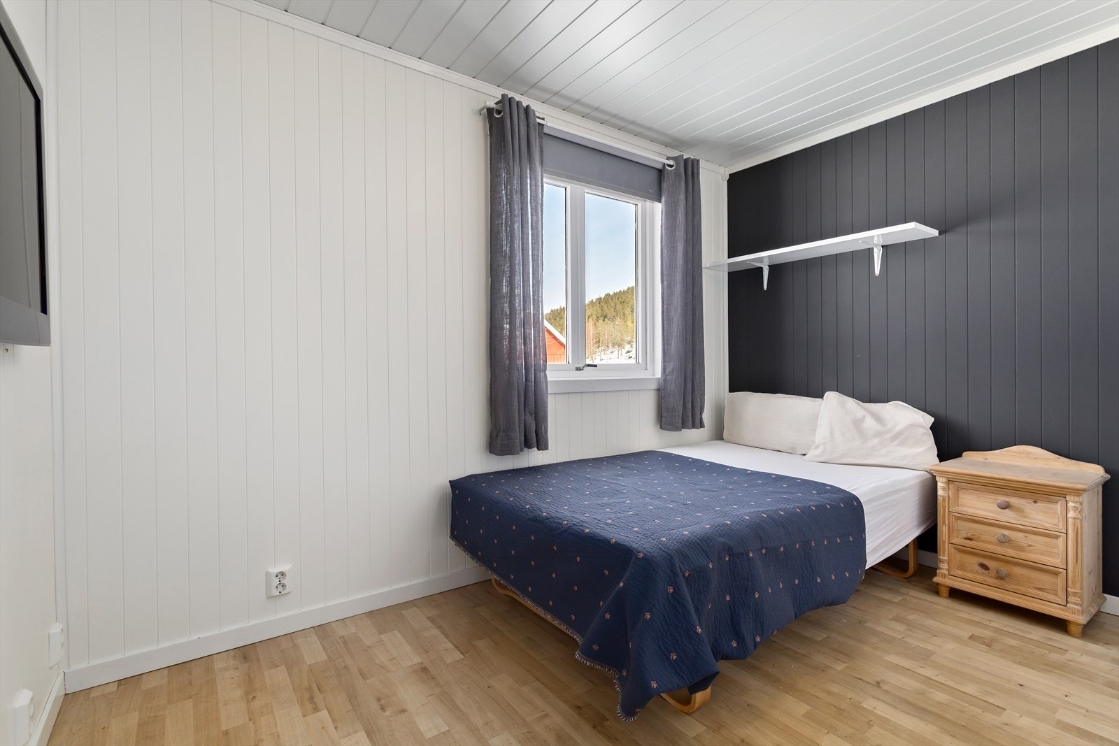 Boligen har 4 soverom av god størrelse. Alle garderobeskap medfølger i handelen. Galleribilde