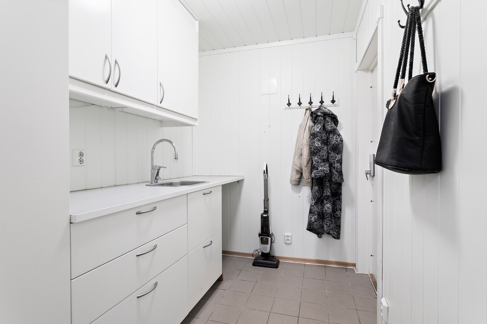 Praktisk separat vaskerom med ytterdør ut til overbygd inngangsparti. Galleribilde