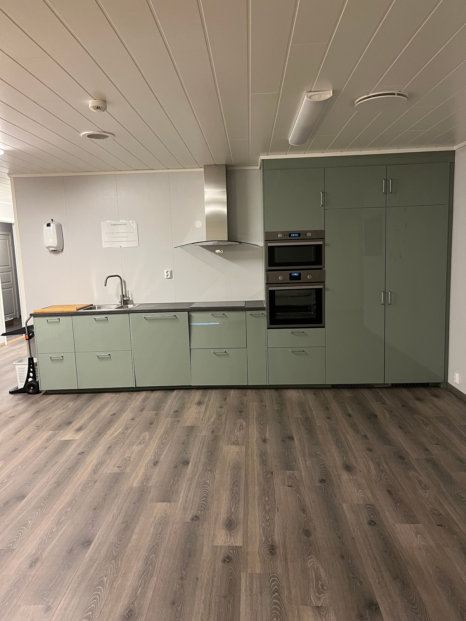 Kjøkkenet har integrerte hvitevarer med bl.a.: oppvaskmaskin, to kjøleskap, stekeplate, stekeovn og mikro. Galleribilde