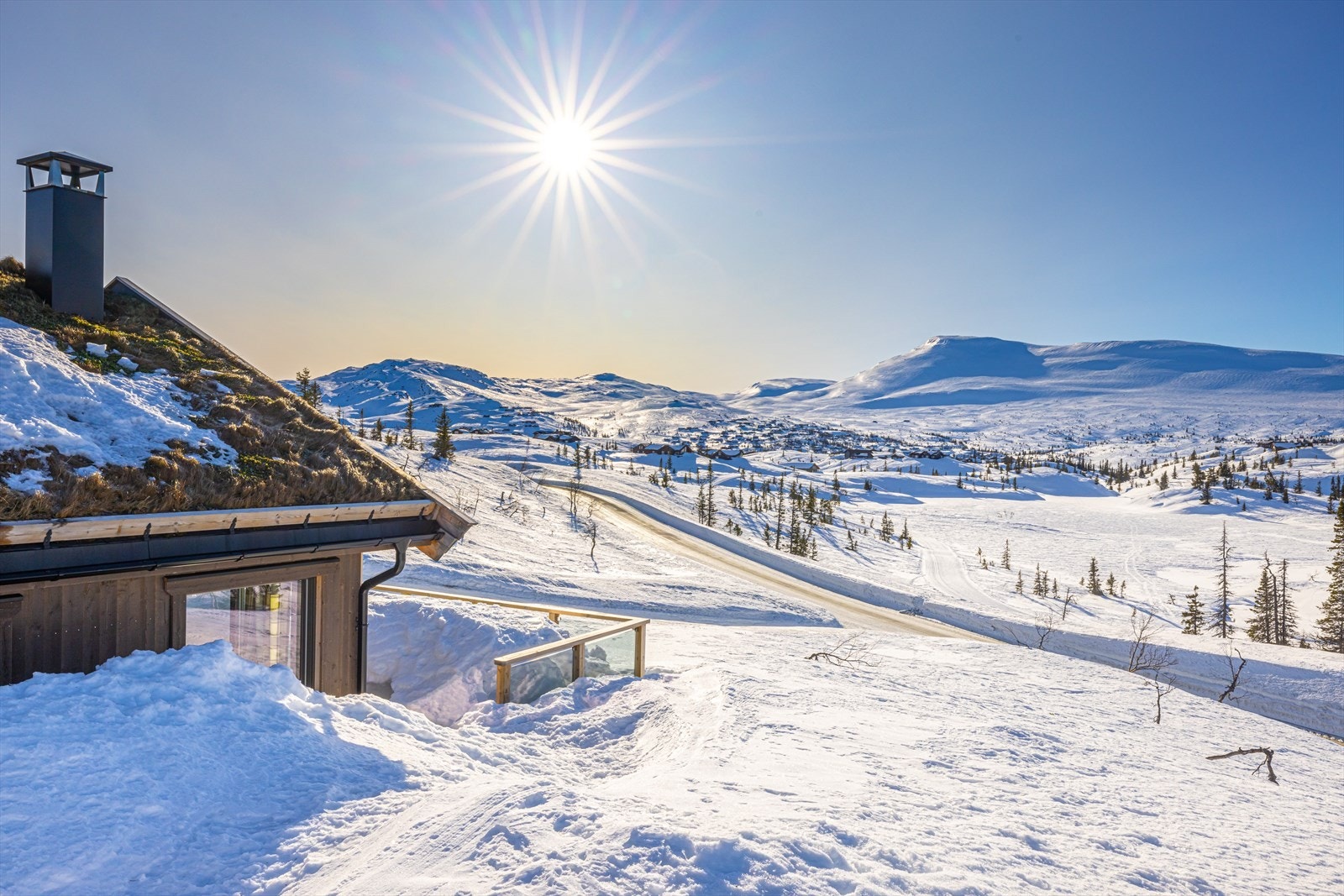 Utsiktseiendommen ligger på et lite høydedrag med fantastisk utsikt over fjellheimen Galleribilde