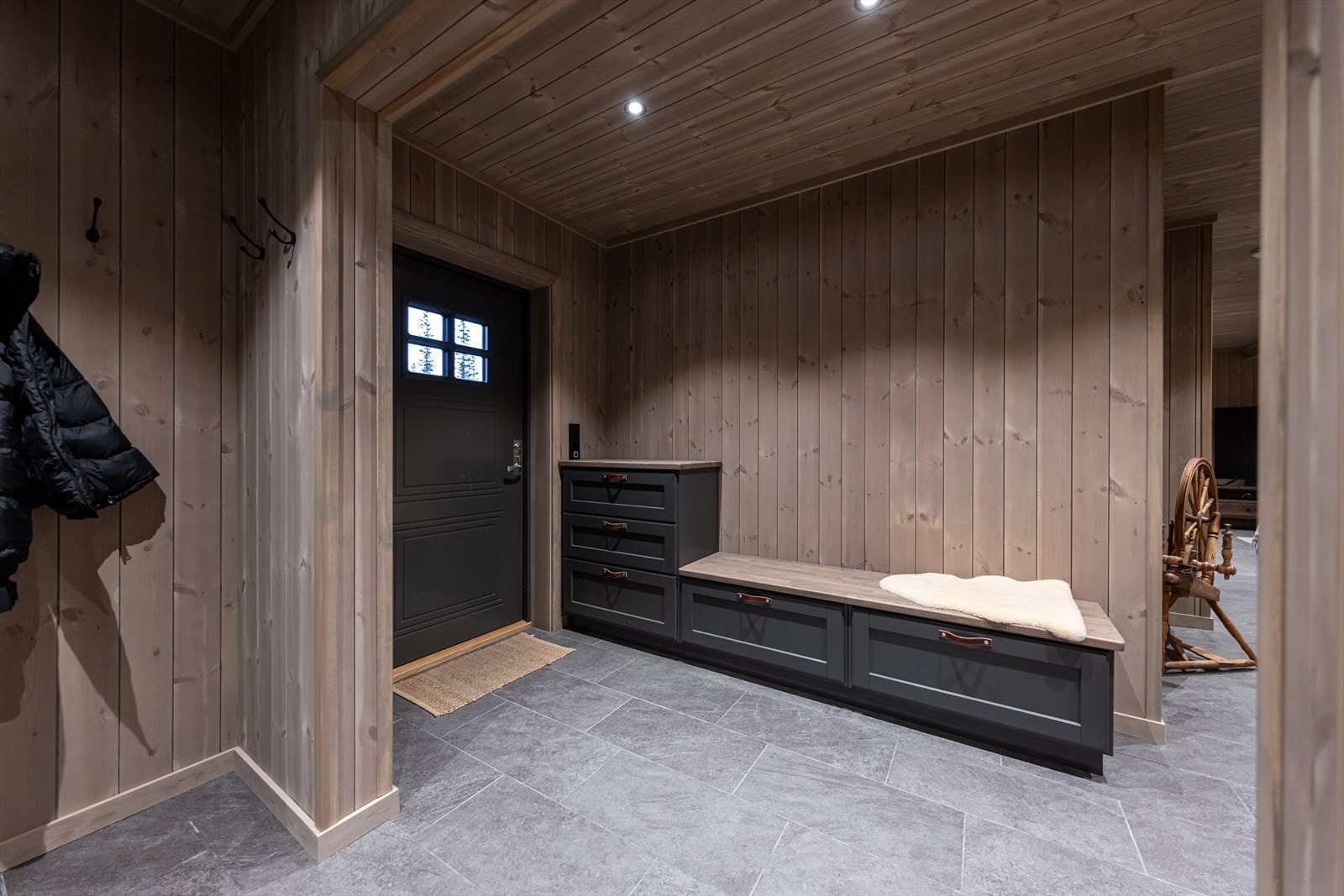 Entré/ hall med sittebenk med skuffeløsning Galleribilde
