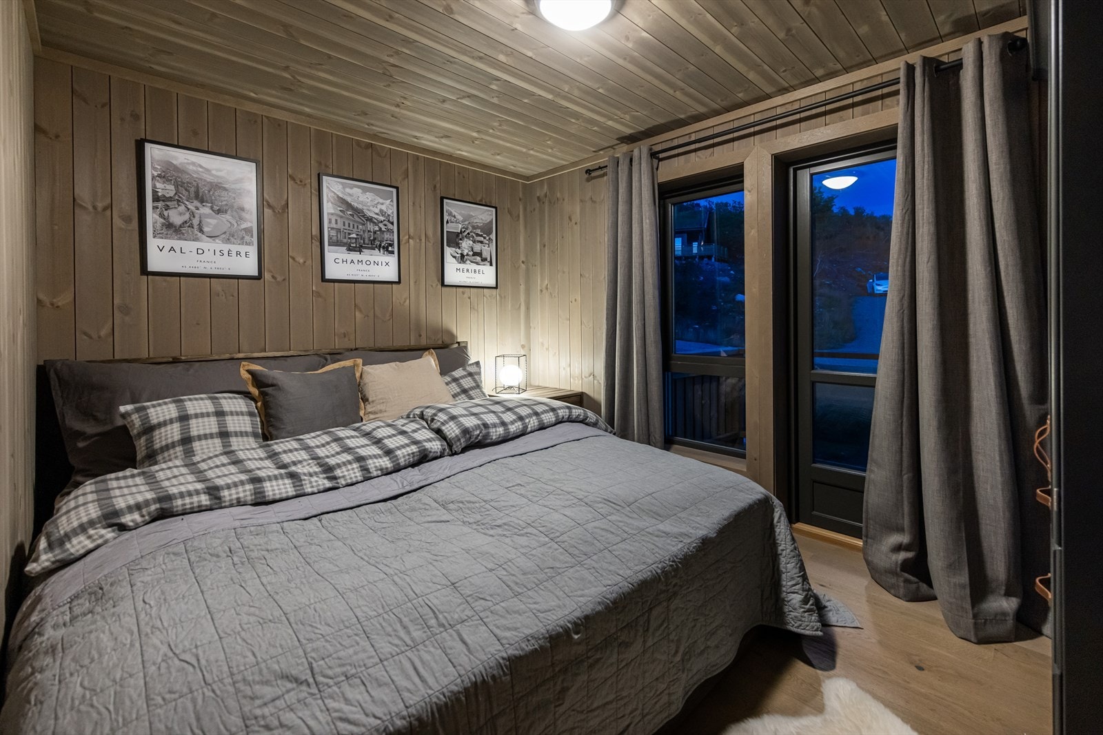 Hovedsoverom med plass til stor seng og garderobe Galleribilde